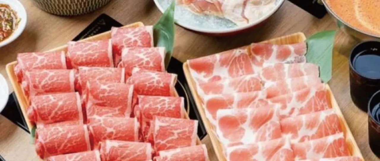 多款鍋物食材與餐盤鋪滿桌面的早期極禾餐桌紀錄