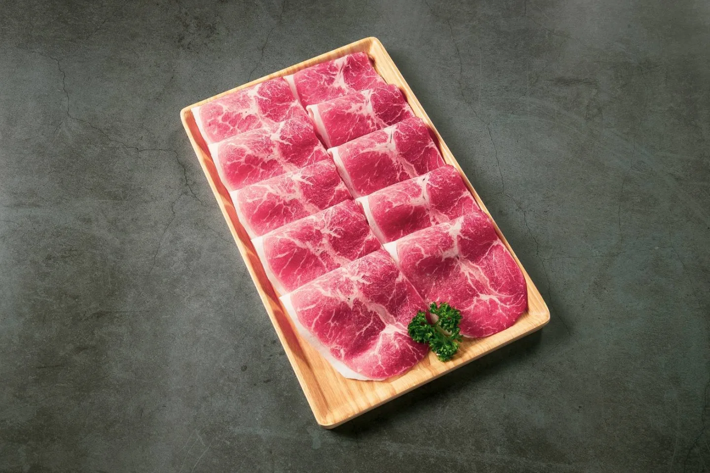 木盤上分排鋪放的薄切肉片