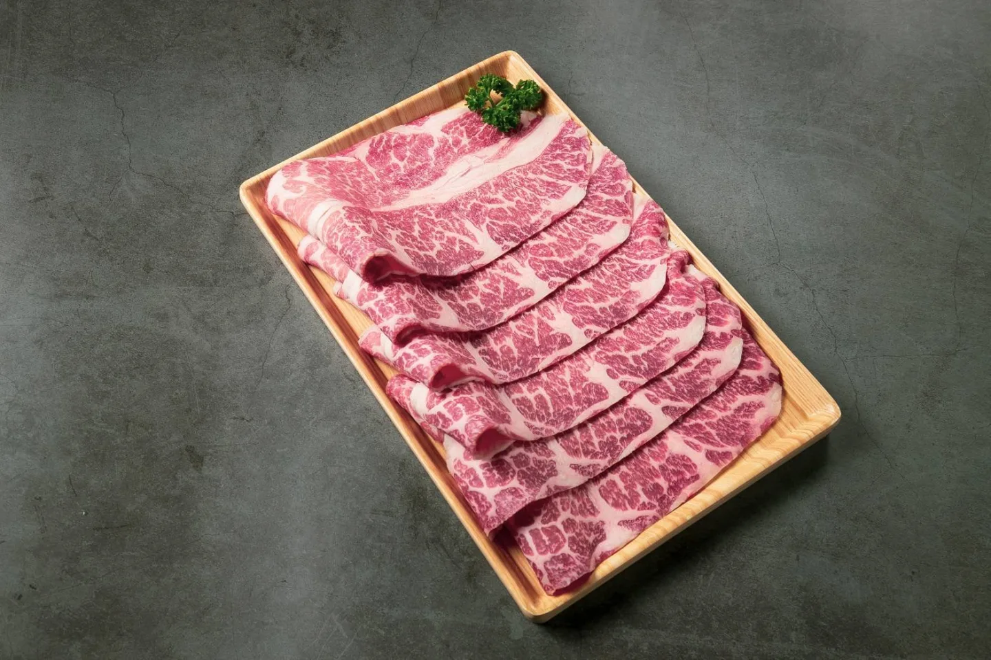 木盤上整齊鋪排、帶有細緻油花的薄切肉片