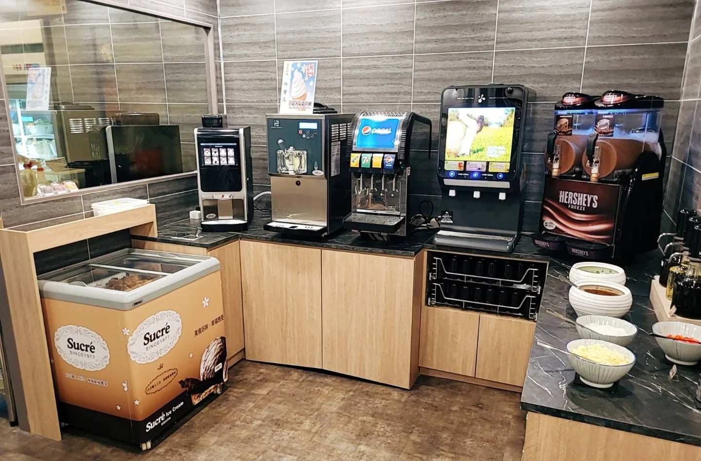 沿牆整齊配置的飲品、咖啡與冰品自助設備