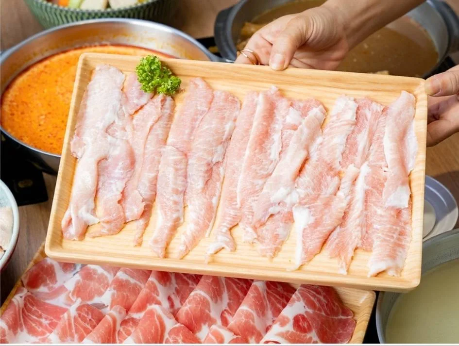雙手端起木盤中整齊排列的薄切食材